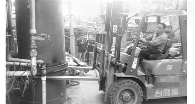 拆除“水上人间”洗浴中心大型燃煤开云电子球赛中国有限公司及附属设施